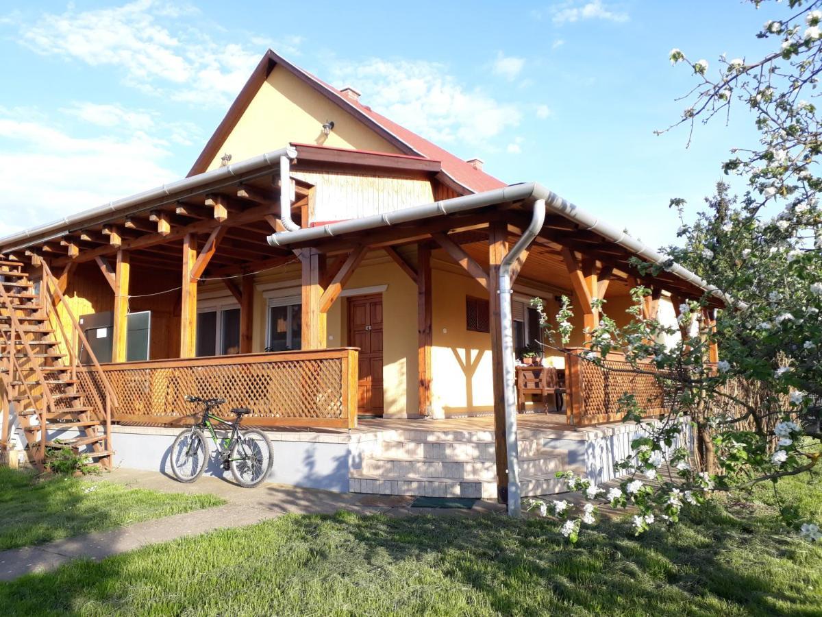 Oerveny Vendeghaz Hotel Tiszafured Exterior photo