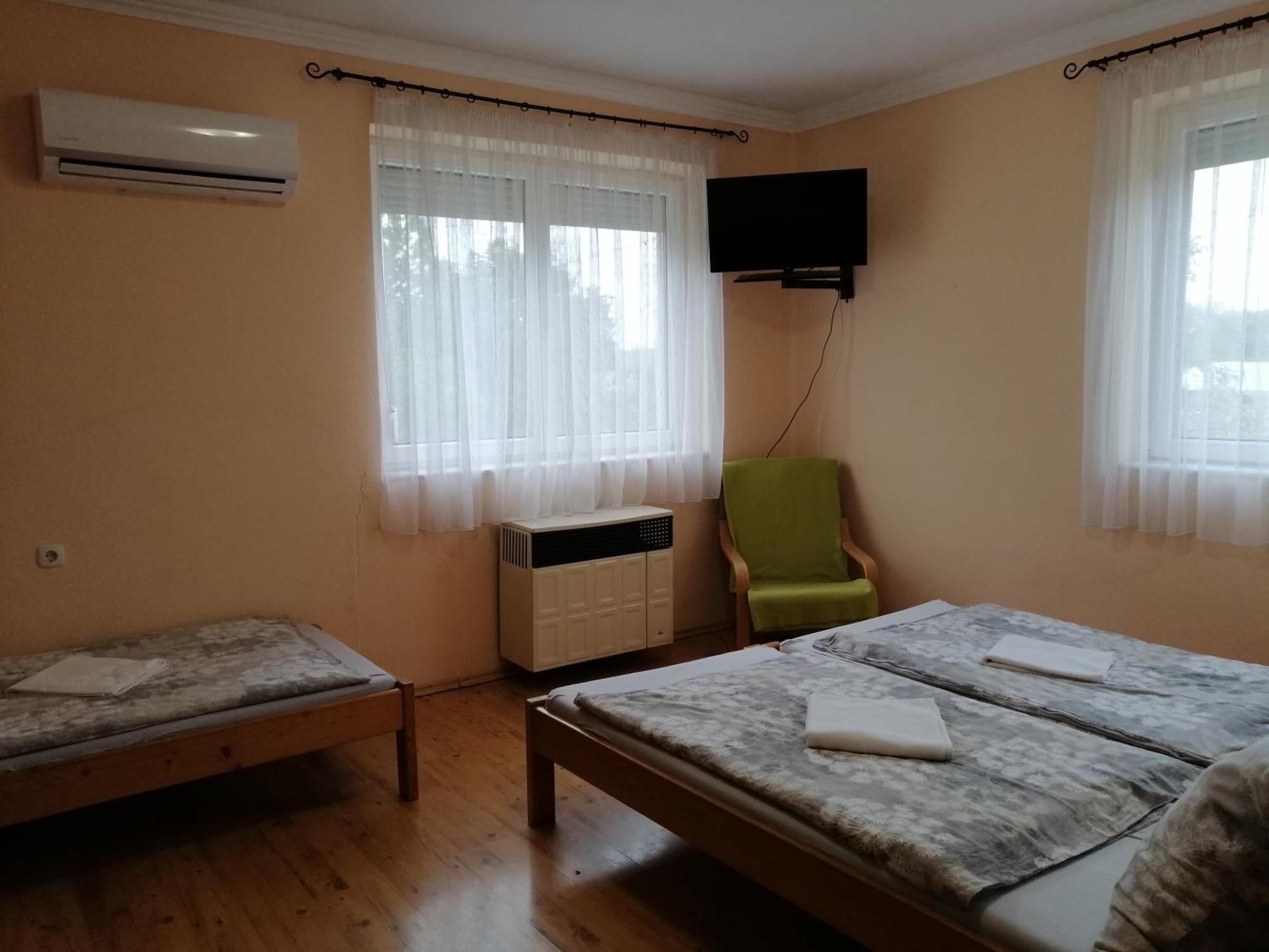 Oerveny Vendeghaz Hotel Tiszafured Room photo