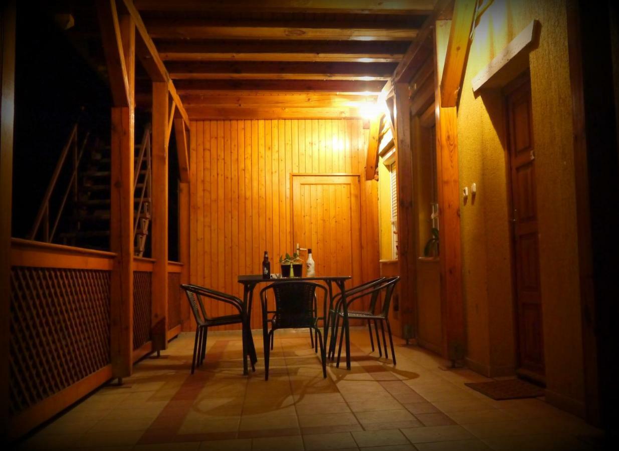 Oerveny Vendeghaz Hotel Tiszafured Exterior photo