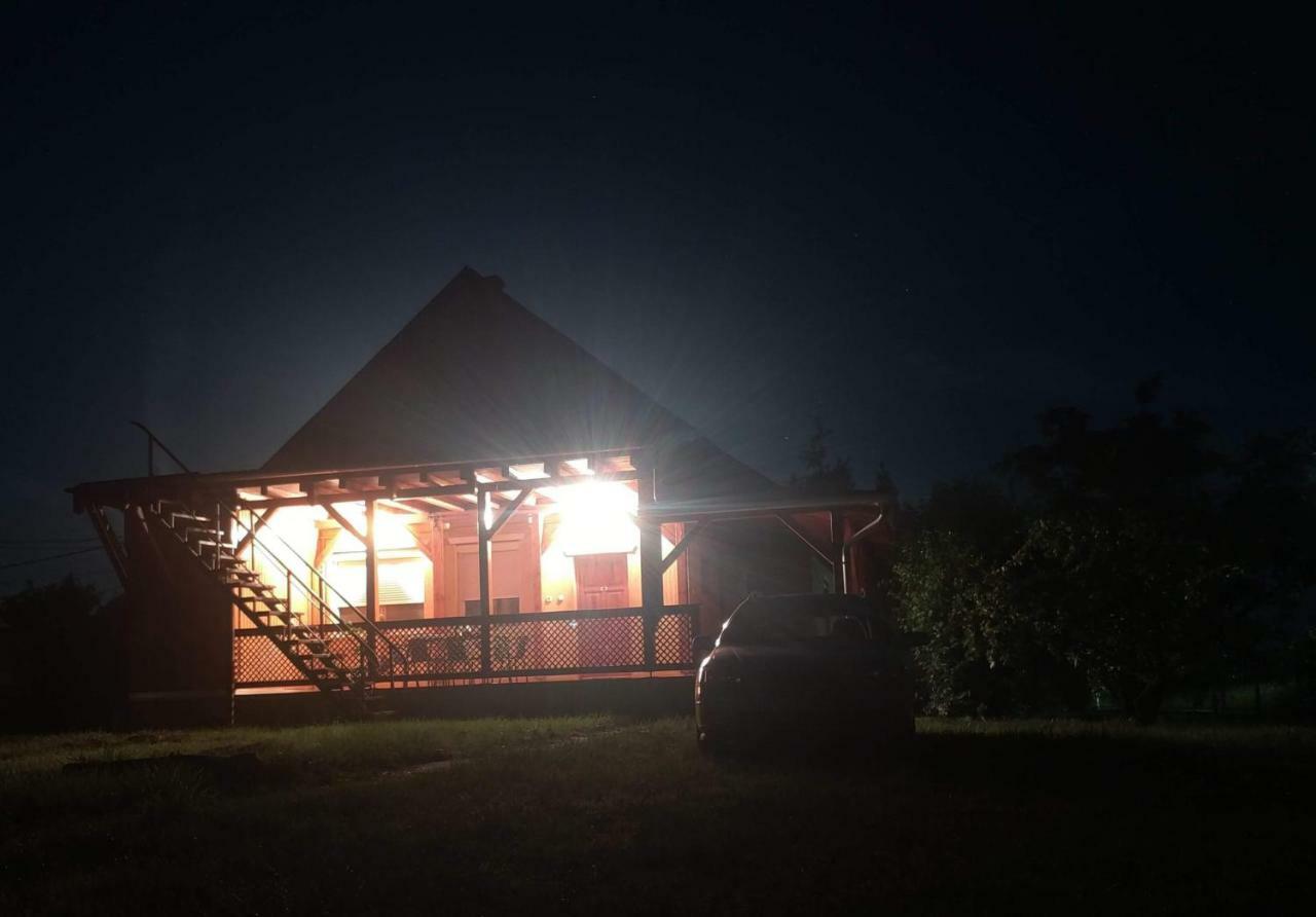 Oerveny Vendeghaz Hotel Tiszafured Exterior photo