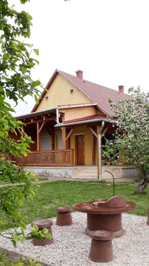 Oerveny Vendeghaz Hotel Tiszafured Exterior photo